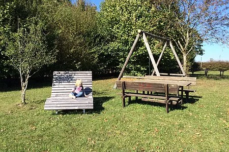 Verschiedene Sitzgelegenheiten bieten Ruhe.