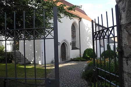 In Ihr befindet sich ein Chor mit Gewölbe und Bemalungen (Evangelistendarstellungen) aus gotischer Zeit.